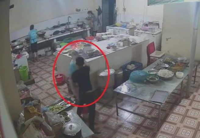 Theo hồ sơ vụ án, tối 18/8/2019, Công an huyện Cao Phong (Hòa Bình) nhận được tin báo về vụ nghi tạt axit xảy ra tại trạm dừng nghỉ trên địa bàn huyện. Nạn nhân là người phụ nữ tên N, đang làm nhân viên ở đây. Khi cơ quan công an tới nơi, hiện trường đã bị xáo trộn toàn bộ do quá trình cấp cứu nạn nhân. Chị N cũng đã được đưa đi bệnh viện. Nơi xảy ra vụ án là ở trong khu bếp trạm nghỉ. Công an phát hiện một túi vải màu đỏ, một chiếc cốc nhựa, chiếc áo bỏ lại xung quanh hiện trường. (Hiện trường nơi xảy ra sự việc, ảnh cắt từ clip)