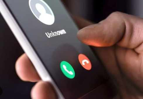 Vào thời điểm mọi manh mối đều rất mù mờ, công an được một người bạn của nạn nhân N cung cấp thông tin: thời gian gần đây chị N. thường xuyên bị một số điện thoại lạ gọi. Những lúc như thế, nạn nhân đều bấm từ chối, không nghe. Các trinh sát xác minh và biết nhiều năm về trước chị N có quan hệ tình cảm với người đàn ông tên là Nguyễn Trọng Lộc (50 tuổi, trú tại Chương Mỹ, Hà Nội). Tuy nhiên, sau khi phát hiện Lộc lừa dối mình, chị N. đã chấm dứt mọi liên lạc. Lộc từng nhiều lần níu kéo, thậm chí đe dọa, nhưng chị N cương quyết không đồng ý. (Ảnh minh họa, nguồn internet) 