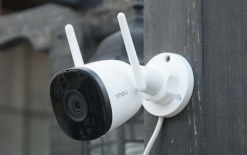 Lộc làm nghề lái xe, đã có gia đình, anh ta cũng chưa từng có tiền án, tiền sự. So sánh ảnh của Lộc với hình ảnh kẻ đã tạt axit chị N, công an thấy không giống. Bất ngờ, một bà bán nước ven đương tiết lộ, vào tối xảy ra vụ án, có 2 người đàn ông đến xin nước để rửa vết thương (vết bỏng) rồi nhanh chóng rời đi. Trích xuất camera khu vực lân cận, Công an Hòa Bình đã nhìn thấy Lộc đi cùng một người đàn ông có bề ngoài giống với kẻ đã gây án. (Ảnh minh họa, nguồn internet) 