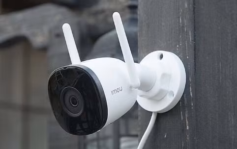 Lộc làm nghề lái xe, đã có gia đình, anh ta cũng chưa từng có tiền án, tiền sự. So sánh ảnh của Lộc với hình ảnh kẻ đã tạt axit chị N, công an thấy không giống. Bất ngờ, một bà bán nước ven đương tiết lộ, vào tối xảy ra vụ án, có 2 người đàn ông đến xin nước để rửa vết thương (vết bỏng) rồi nhanh chóng rời đi. Trích xuất camera khu vực lân cận, Công an Hòa Bình đã nhìn thấy Lộc đi cùng một người đàn ông có bề ngoài giống với kẻ đã gây án. (Ảnh minh họa, nguồn internet) 