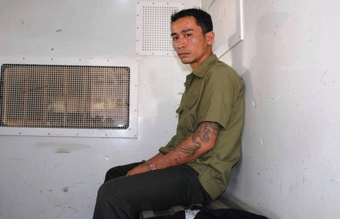 Cảnh nhận lời và đi máy bay ra Hà Nội, từ đây Lộc đèo xe máy đưa Cảnh lên Cao Phong (Hòa Bình). Do chưa biết mặt chị N nên Cảnh đã cầm theo điện thoại có ảnh nạn nhân rồi bước vào trạm dừng nghỉ. Khi thấy chị N ở khu bếp, Cảnh nhanh chóng hất ca axit vào mặt nạn nhân rồi bỏ đi. Cảnh bị axit bắn lại gây bỏng nên cùng Lộc đi xin nước để rửa. Gây án xong, Lộc đưa tiền để Cảnh mua vé, bay về TP HCM. Cảnh cũng bị bắt giữ ngay sau đó khi đang ở một tỉnh biên giới, giáp Campuchia. (Ảnh đối tượng Cảnh)