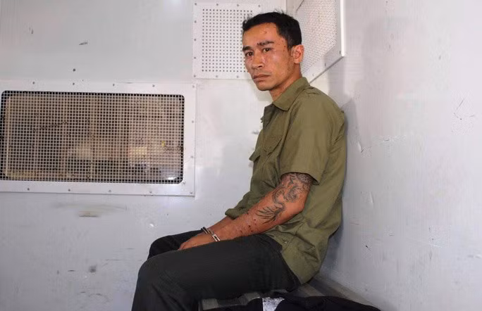 Cảnh nhận lời và đi máy bay ra Hà Nội, từ đây Lộc đèo xe máy đưa Cảnh lên Cao Phong (Hòa Bình). Do chưa biết mặt chị N nên Cảnh đã cầm theo điện thoại có ảnh nạn nhân rồi bước vào trạm dừng nghỉ. Khi thấy chị N ở khu bếp, Cảnh nhanh chóng hất ca axit vào mặt nạn nhân rồi bỏ đi. Cảnh bị axit bắn lại gây bỏng nên cùng Lộc đi xin nước để rửa. Gây án xong, Lộc đưa tiền để Cảnh mua vé, bay về TP HCM. Cảnh cũng bị bắt giữ ngay sau đó khi đang ở một tỉnh biên giới, giáp Campuchia. (Ảnh đối tượng Cảnh)