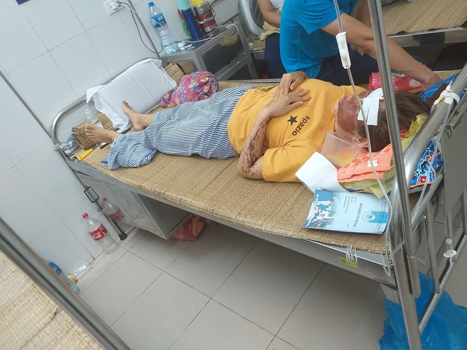 Tại hiện trường, công an thu được chiếc áo vứt lại, nhận định đối tượng gây án với chị N. có lẽ cũng bị thương do axit bắn lại, đã phải sơ cứu tại một cơ sở ý tế nào đó. Từ manh mối này, các tổ trinh sát được cử đi khắp địa bàn Cao Phong, dọc tuyến đường di chuyển của đối tượng để rà soát. Thế nhưng không một cơ sở y tế nào báo cáo về việc chăm sóc cho người bị thương do bỏng từ axit. 