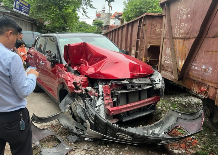 Ha Noi: Va cham voi tau hoa, o to con bien dang phan dau