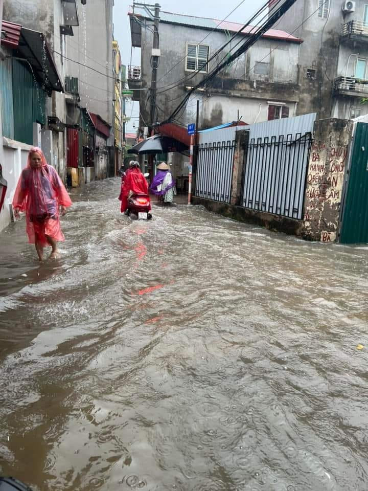 Trong đêm 4/6 và rạng sáng 5/6, tại Hà Nội nhiều khu vực có mưa to đến rất to, khiến nhiều tuyến phố tại Hà Nội ngập trong biển nước.