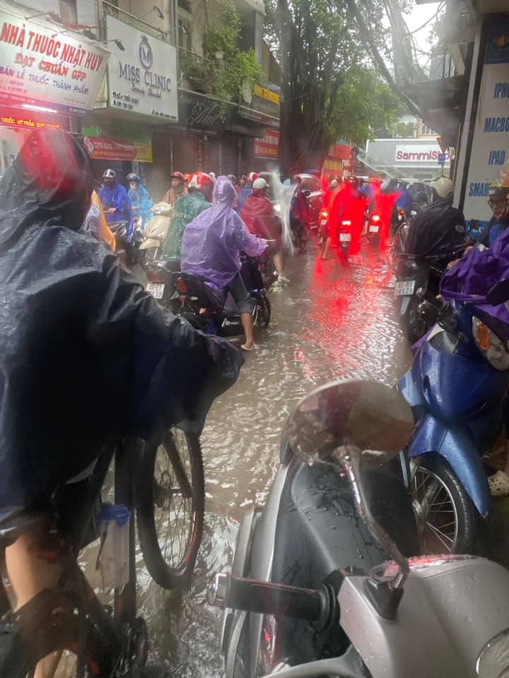 Ngập úng xảy ra trong giờ cao điểm buổi sáng khiến giao thông tại nhiều nơi hỗn loạn.