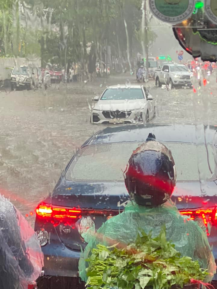 Nhiều đoạn đường ngập sâu khoảng 50cm, nhiều xe bị chết máy khi đi qua đoạn đường ngập kể trên.