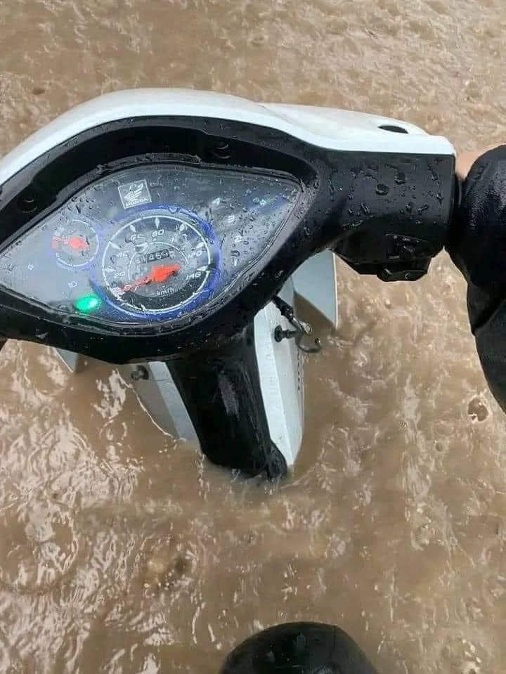 Dự báo trong 3 giờ tới, khu vực nội thành Hà Nội và các vùng lân cận vẫn tiếp tục có mưa vừa đến mưa to với lượng mưa phổ biến trong khoảng từ 30-50mm, có nơi trên 70mm.