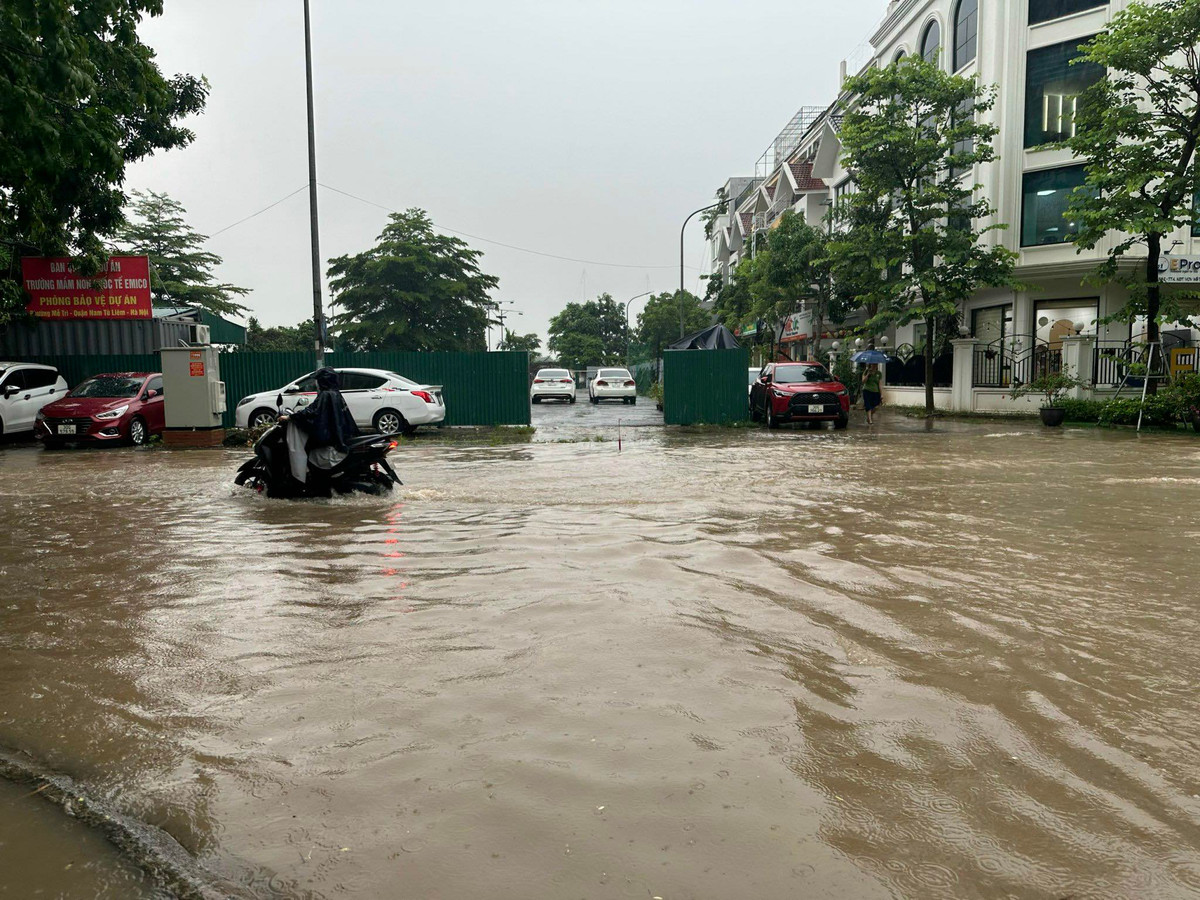 Nhiều phương tiện đi lại qua nơi đây cũng rất khó khăn.