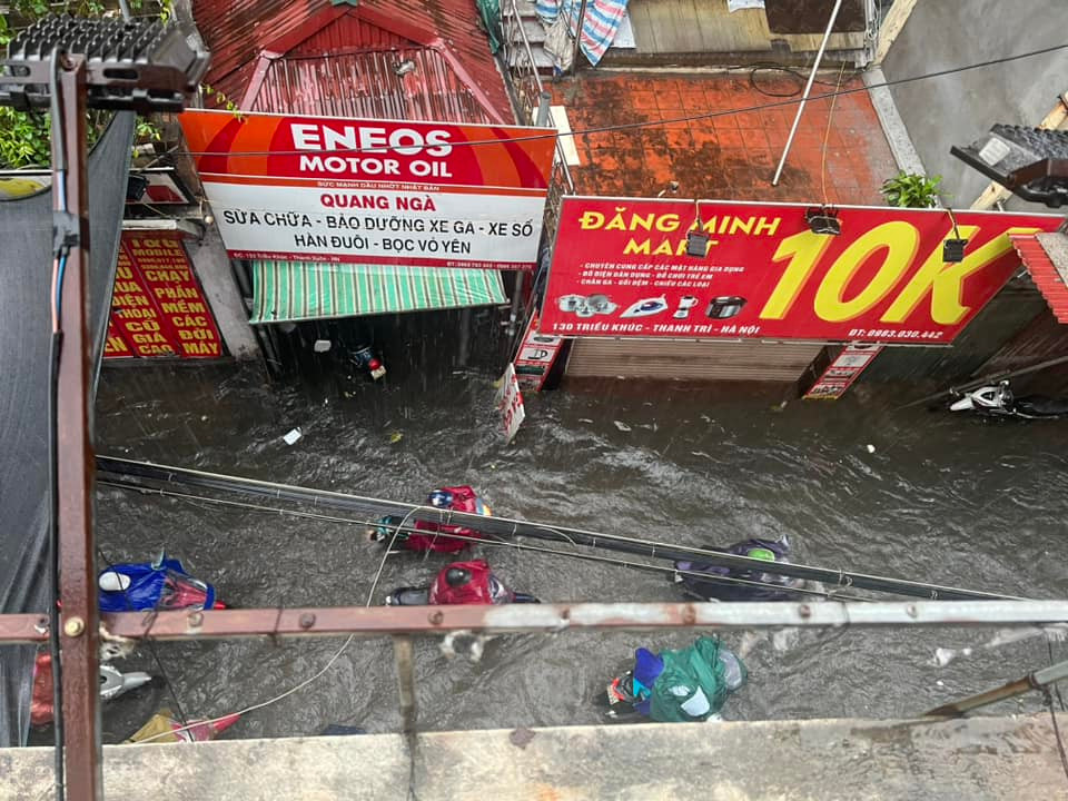 Đường Triều Khúc ngập sâu trong biển nước.