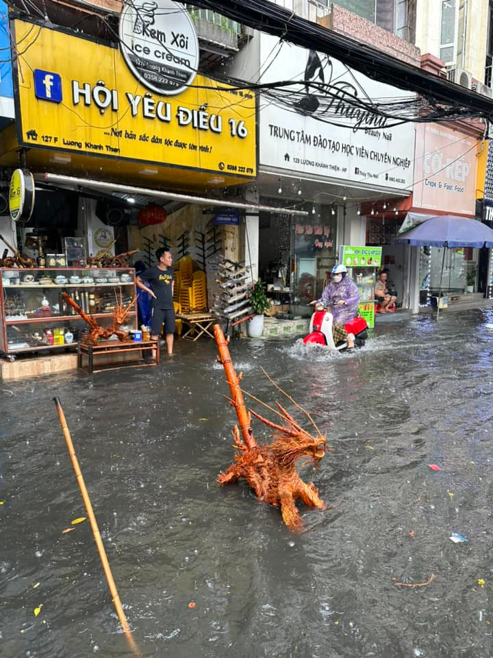 Tại đường Lương Khánh Thiện cũng ngập sâu.