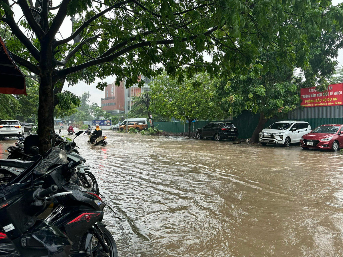 Thời gian xảy ra mưa cường độ lớn khiến đường ngập sâu trong biển nước. 