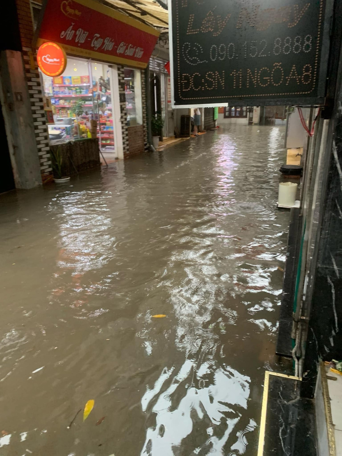 Theo Trung tâm Dự báo khí tượng thủy văn quốc gia, hiện khu vực nội thành Hà Nội đang có mưa vừa, mưa to đến rất to. 