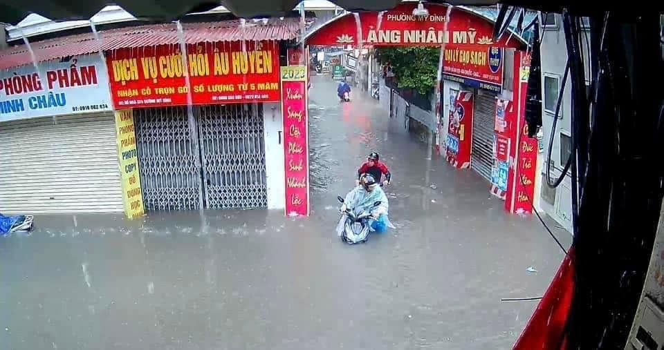 Tại phường Mỹ Đình nước ngập sâu ngang thân người.