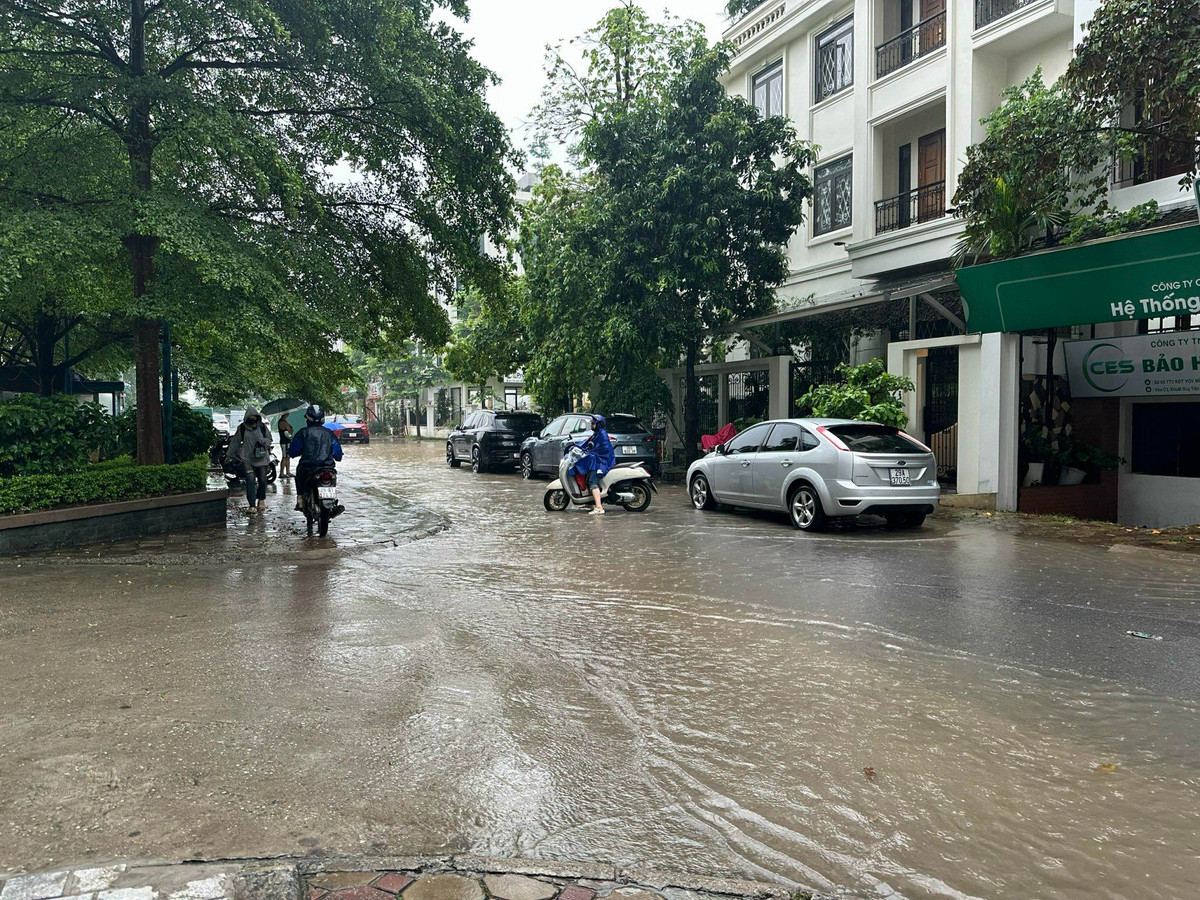 Theo ghi nhận, Khu đô thị VOV Mễ Trì, đường Lương Thế Vinh bị ngập sâu. 