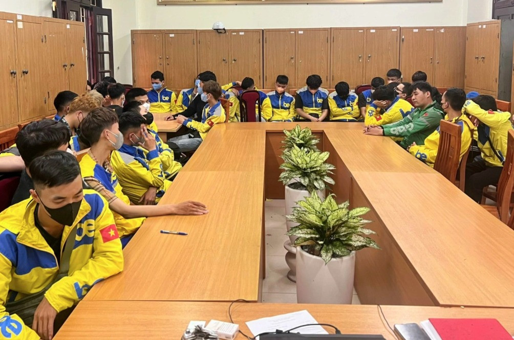 Tam giu 14 lai xe gay nao loan khu vuc ho dieu hoa Mai Dich