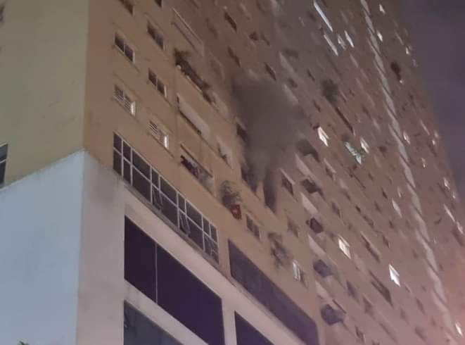 Ha Noi: Chay chung cu trong dem, nguoi dan hoang loan thao chay