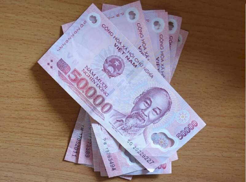 Xác nạn nhân bọn chúng đã vứt xuống taluy âm, cách hiện trường khoảng 5m. Còn chiếc xe máy, bọn chúng tháo biển kiểm soát nhằm đánh lạc hướng cơ quan điều tra. “Chiến lợi phẩm” mà bọn chúng cướp được của nạn nhân là một ví tiền bên trong chỉ có một triệu đồng và một số giấy tờ liên quan. Pó chia cho Cho và Sính mỗi người 333.000 đồng, còn Pó thì được 334.000 đồng. Vào ngày 5/8 khi người dân và công an phát hiện ra vụ trọng án và tiến hành khám nghiệm tử thi, cả Pó, Cho và Sính đều biết và thay nhau lảng vảng tại hiện trường nghe ngóng tình hình. (Ảnh minh họa, nguồn internet)