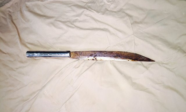 Nhưng nghĩ một mình mình sẽ khó thực hiện trót lọt nên khoảng 21h tối hôm đó, khi hai người hàng xóm là Sùng Mí Cho và Sùng Mí Sính đến nhà chơi, Pó đã rủ rồi cùng Cho và Sính chuẩn bị một con dao nhọn, một đoạn gậy gỗ làm hung khí. Cả ba gã lực điền liều lĩnh, mông muội đã chặn đường, ý định gặp Miều đi qua thì “hành động”. Khoảng 10 phút sau, ông Miều đi xe máy qua, cả ba đối tượng xông đến ra tay sát hại. Sau khi đánh chết nạn nhân, bọn chúng còn chặt đầu mang vứt xa hiện trường gây án để không ai nhận dạng được. (Ảnh minh họa, nguồn internet)