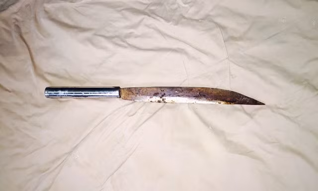 Nhưng nghĩ một mình mình sẽ khó thực hiện trót lọt nên khoảng 21h tối hôm đó, khi hai người hàng xóm là Sùng Mí Cho và Sùng Mí Sính đến nhà chơi, Pó đã rủ rồi cùng Cho và Sính chuẩn bị một con dao nhọn, một đoạn gậy gỗ làm hung khí. Cả ba gã lực điền liều lĩnh, mông muội đã chặn đường, ý định gặp Miều đi qua thì “hành động”. Khoảng 10 phút sau, ông Miều đi xe máy qua, cả ba đối tượng xông đến ra tay sát hại. Sau khi đánh chết nạn nhân, bọn chúng còn chặt đầu mang vứt xa hiện trường gây án để không ai nhận dạng được. (Ảnh minh họa, nguồn internet)