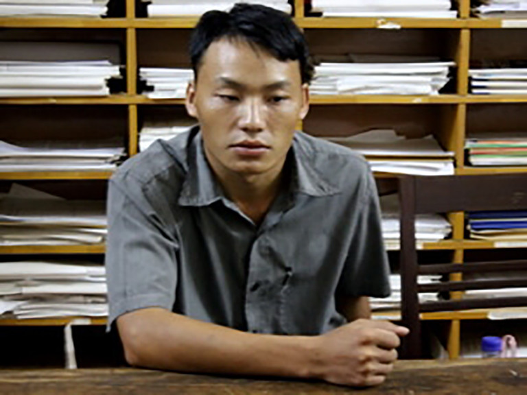 Với bằng chứng là chiếc xe máy, ví tiền, điện thoại của nạn nhân biến mất, các trinh sát tập trung vào mũi điều tra đây là vụ án giết người nhằm cướp tài sản, sau đó phân xác phi tang để che giấu tội phạm. Sau hai tháng khẩn trương điều tra, kiên trì theo dõi, thu thập thông tin và tập trung xác minh, khi có đủ chứng cứ, công an tỉnh Hà Giang đã tiến hành bắt khẩn cấp ba đối tượng là Sùng Mí Pó (sinh năm 1982), Sùng Mí Cho (sinh năm 1985), Sùng Mí Sính (sinh năm 1990) đều dân tộc Mông, ở xã Nậm Ban, huyện Mèo Vạc. (Đối tượng Sùng Mí Sính)