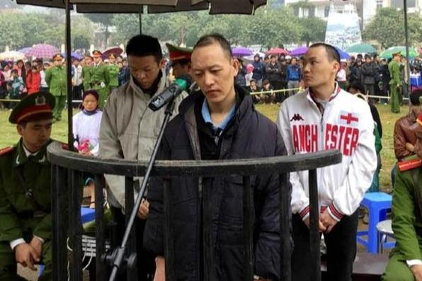 Ngày 4/12/2015, TAND tỉnh Hà Giang mở phiên tòa xét xử Sùng Mí Pó, Sùng Mí Cho và Sùng Mí Sinh về các tội "Giết người" và "Cướp tài sản". Căn cứ vào lời khai tại phiên tòa, cũng như xét tính chất, mức độ hành vi phạm tội, thân nhân của từng bị cáo và trên cơ sở đề nghị của VKS, HĐXX đã tuyên phạt bị cáo Sùng Mí Pó tử hình về tội "Giết người", 5 năm tù về tội "Cướp tài sản", tổng hợp hình phạt là tử hình; Sùng Mí Sính chung thân về tội "Giết người", 4 năm tù về tội "Cướp tài sản", tổng hợp hình phạt chung là chung thân; Sùng Mí Sính 20 năm tù về tội "Giết người", 3 năm tù về tội "Cướp tài sản", tổng hợp hình phạt chung là 23 năm tù.