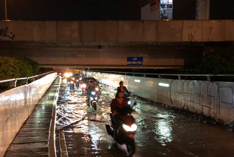 Ky la ham chui ven kenh bi ngap nang sau con mua