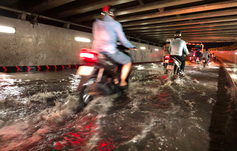 Ky la ham chui ven kenh bi ngap nang sau con mua-Hinh-5