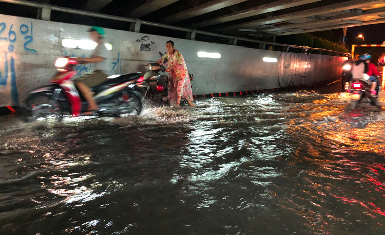 Ky la ham chui ven kenh bi ngap nang sau con mua-Hinh-4