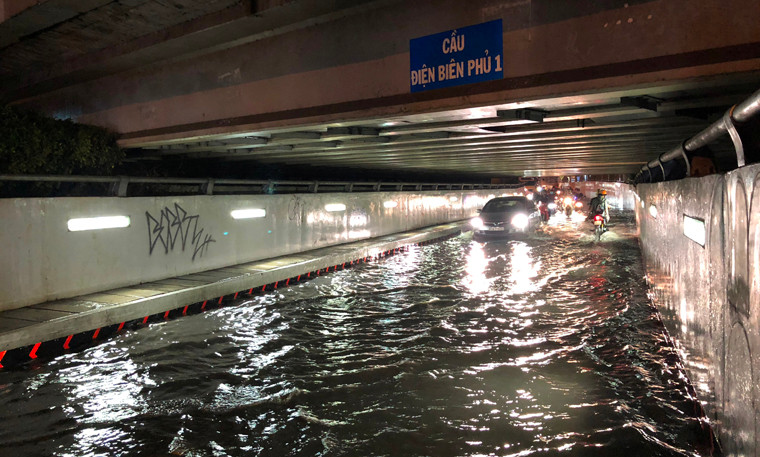 Ky la ham chui ven kenh bi ngap nang sau con mua-Hinh-3