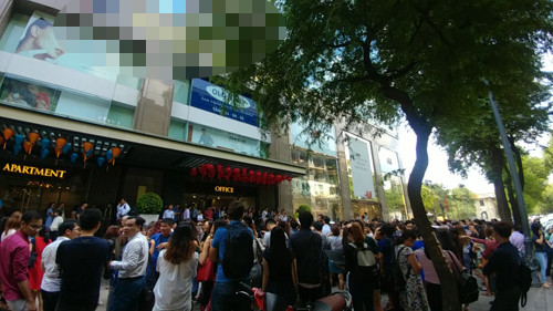 Trung tâm thương mại bậc nhất TP.HCM náo loạn vì một… người đàn ông Trung tam thuong mai bac nhat TP.HCM nao loan vi mot… nguoi dan ong