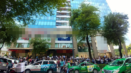 Trung tâm thương mại bậc nhất TP.HCM náo loạn vì một… người đàn ông - Hình 2 Trung tam thuong mai bac nhat TP.HCM nao loan vi mot… nguoi dan ong-Hinh-2