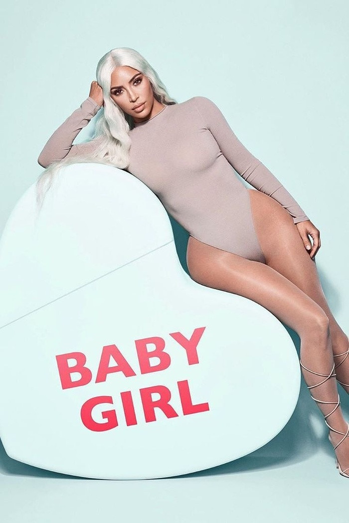 Tóc xanh bạc: Chụp hình quảng cáo cho KKW Beauty, Kim siêu vòng 3 chọn cho mình mái tóc xanh bạc siêu lạ.