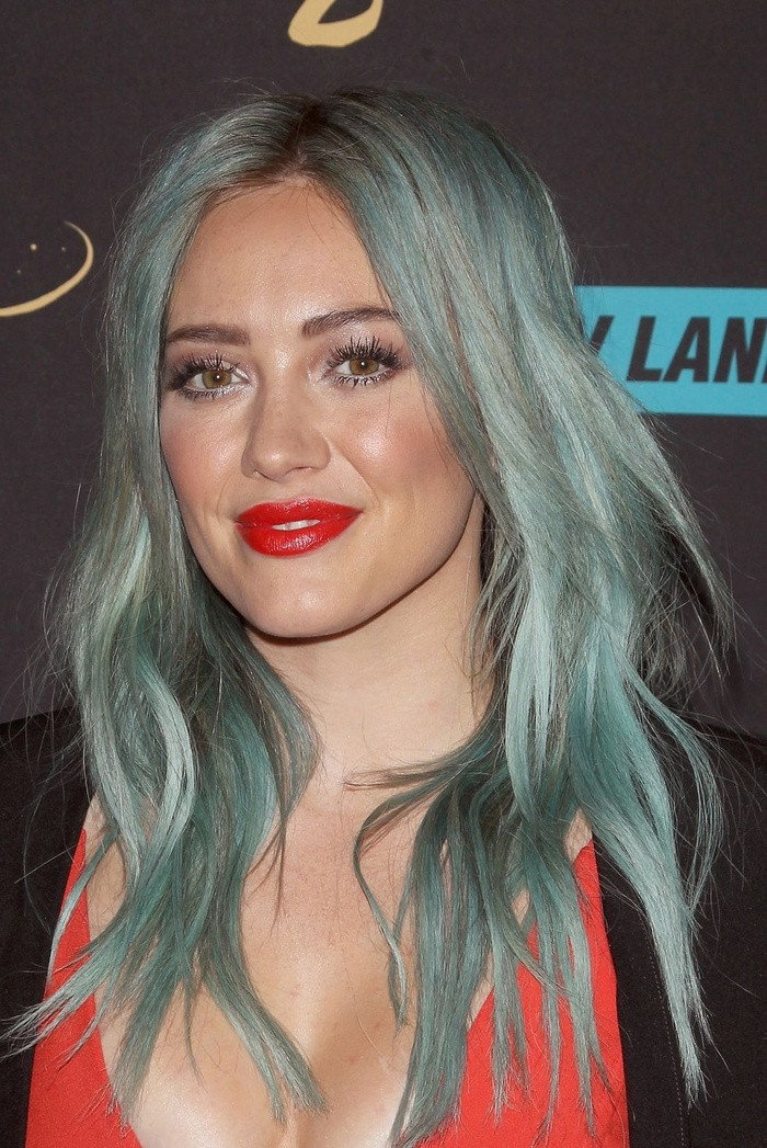 Tóc màu xanh nhạt: Hilary Duff F5 ngoại hình với mái tóc tông màu xanh nhạt.