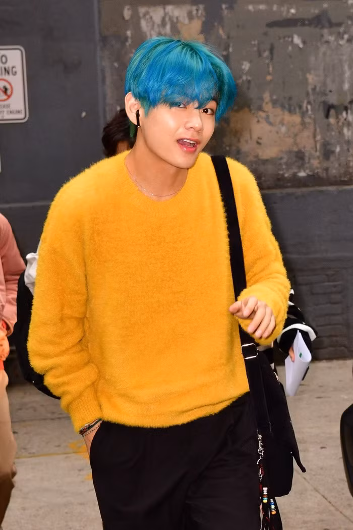 Tóc màu xanh sáng: V (BTS) chứng minh rằng ngay cả các chàng trai cũng có thể khuấy động xu hướng mái tóc xanh nước biển.