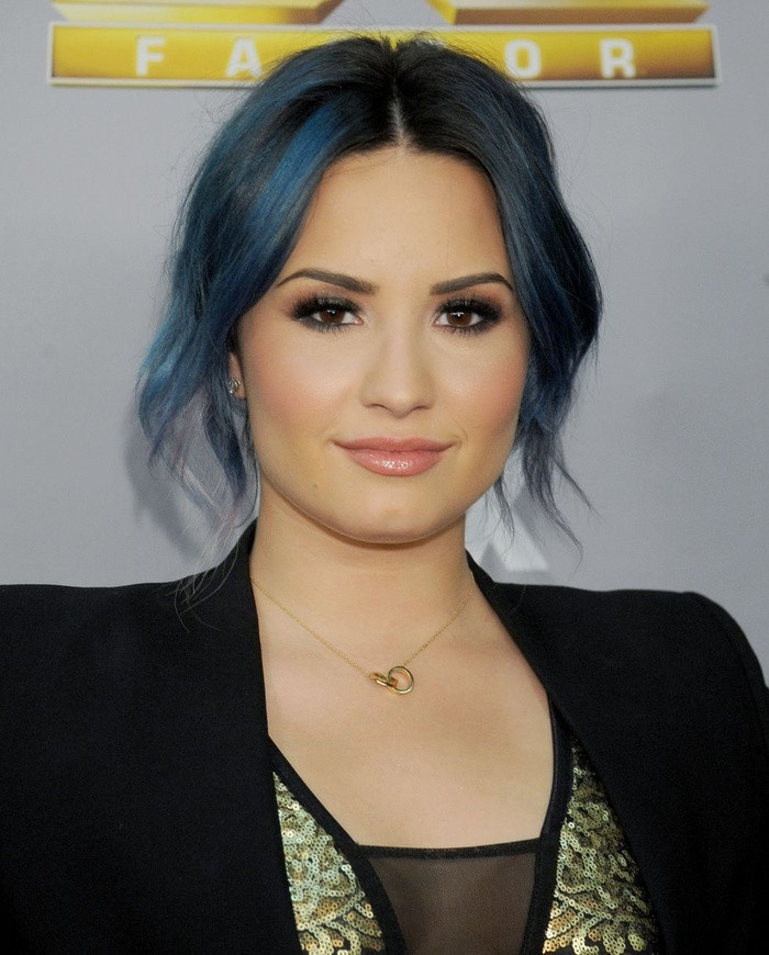 Tóc đen highlight xanh biển: Tóc đen highlight xanh biển mang đến vẻ đẹp quyến rũ, độc đáo cho cô ca sĩ Demi Lovato.