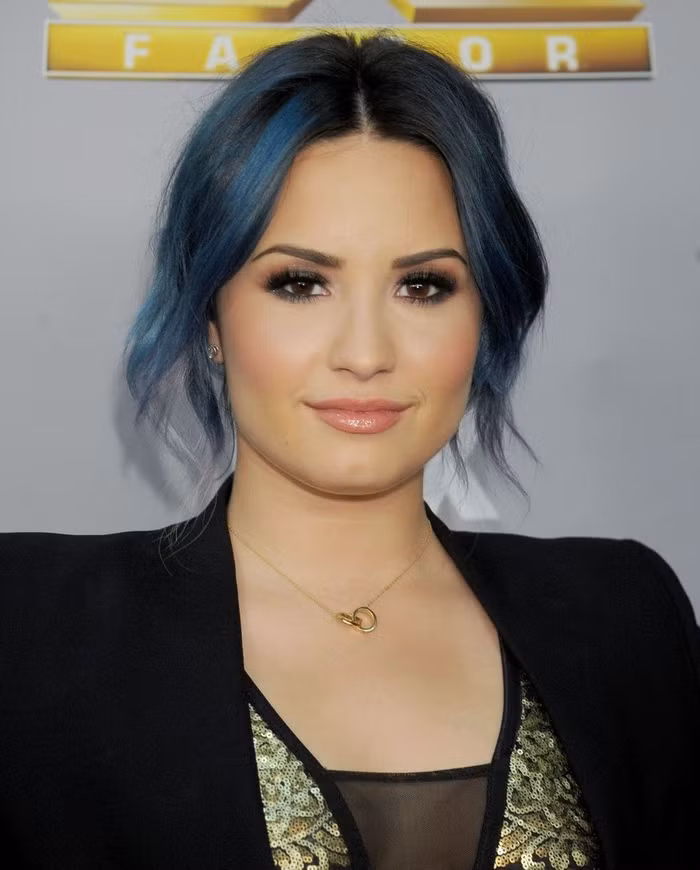 Tóc đen highlight xanh biển: Tóc đen highlight xanh biển mang đến vẻ đẹp quyến rũ, độc đáo cho cô ca sĩ Demi Lovato.