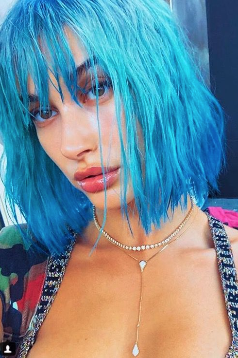 Tóc bob màu xanh: Trên thảm đỏ Quả cầu Vàng 2019, Lady Gaga trở thành tâm điểm chú ý của truyền thông khi diện diện chiếc đầm màu xanh và để mái tóc nhuộm bạch kim ánh xanh tông xuyệt tông.