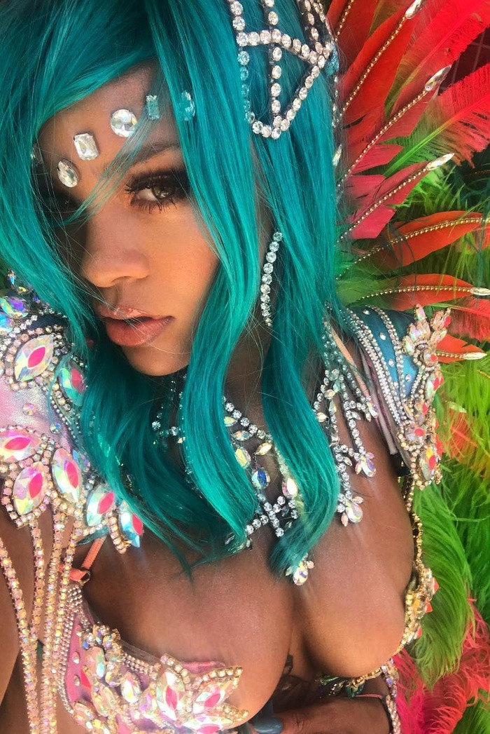 Tóc màu xanh ngọc: Diện bộ bikini bé xíu đính đá và mái tóc xanh xanh ngọc, Rihanna trông thật gợi cảm và nóng bỏng.