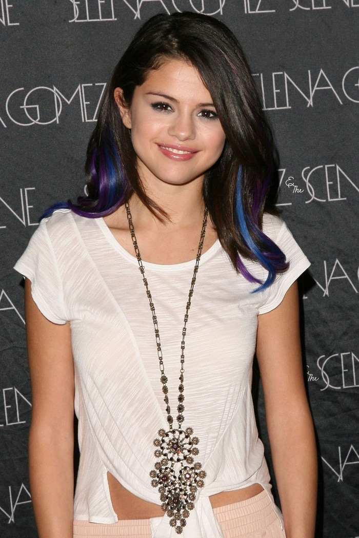 Tóc xanh tím: Selena Gomez cũng thử làm mới bản thân với mái tóc màu xanh, tím sành điệu.