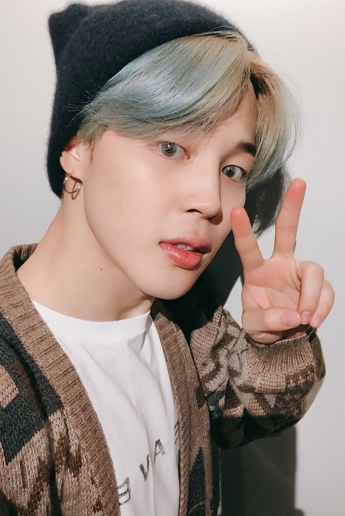 Tóc màu xanh tươi: Một thành viên khác của BTS là Jimin đã để tóc màu xanh tươi, pha lớp vàng “chất lừ”.