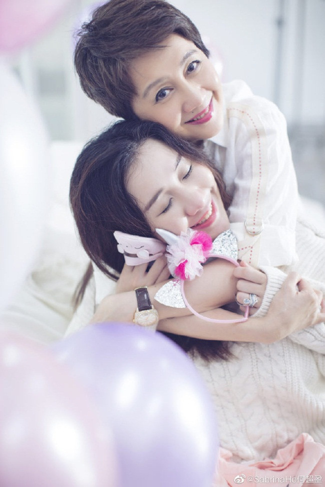 Mẹ của Sabrina Ho là người vợ thứ tư của ông Stanley Ho. Bà Angela Leong On-kei từng là giáo viên khiêu vũ. Hiện, bà đang đảm nhận chức vụ đồng chủ tịch tập đoàn SJM kiêm giám đốc điều hành.