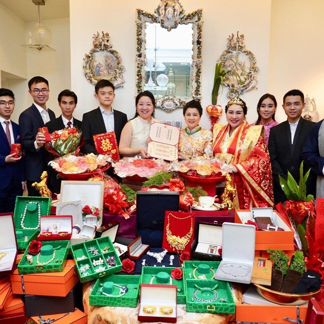 Ngoài ra, cặp đôi này còn được nhận 100 triệu đô la Hong Kong (~297 tỷ đồng) trang sức, vàng.