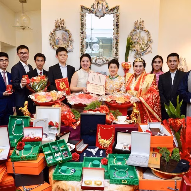 Ngoài ra, cặp đôi này còn được nhận 100 triệu đô la Hong Kong (~297 tỷ đồng) trang sức, vàng.