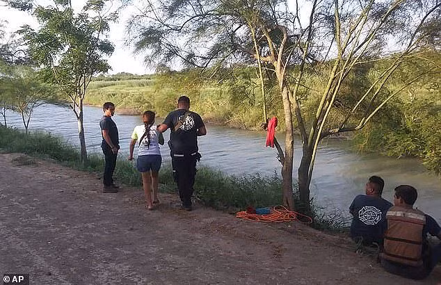 Am anh du doi buc anh hai cha con nhap cu guc chet ben bo song-Hinh-2