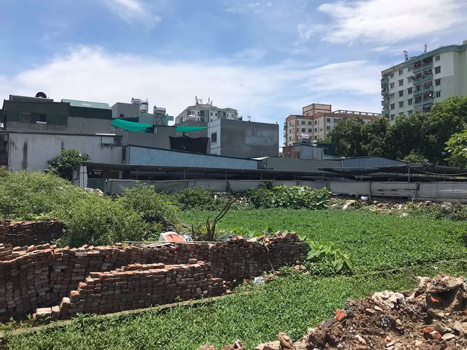 Theo phản ánh, tình trạng các công trình trái phép trên đất nông nghiệp phường Định Công không phải mới xuất hiện mà đã có từ nhiều năm trước. Đến nay, tình trạng tái diễn trở lại và trở nên “sôi động”, rầm rộ hơn. Nhiều nhà xưởng quây tôn kín mít, công trình nhà kiên cố và bãi xe dựng tràn lan được thấy rõ ở ngõ 200 Trần Điền.