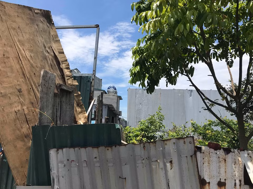 Như Kiến Thức đã đưa tin, người dân sinh sống tại phường Định Công (Hoàng Mai, TP Hà Nội) đang bức xúc trước việc mấy tháng nay trên địa bàn phường tái diễn tình trạng hàng loạt công trình xây dựng đua nhau “mọc như nấm” trái phép trên đất nông nghiệp, nhưng vẫn tồn tại một cách khó hiểu. Ảnh chụp hàng loạt công trình nhà xưởng xây mới, nằm sát nhau trong ngõ 200 Trần Điền.