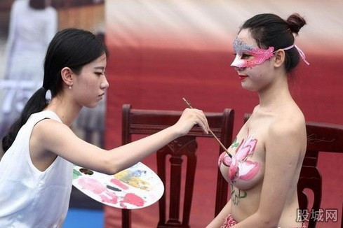 Su that tran trui ve nghe nguoi mau khoa than body painting