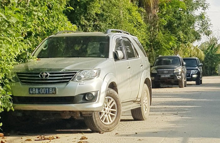 Canh sat kham xet kho xang dau cua dai gia Trinh Suong