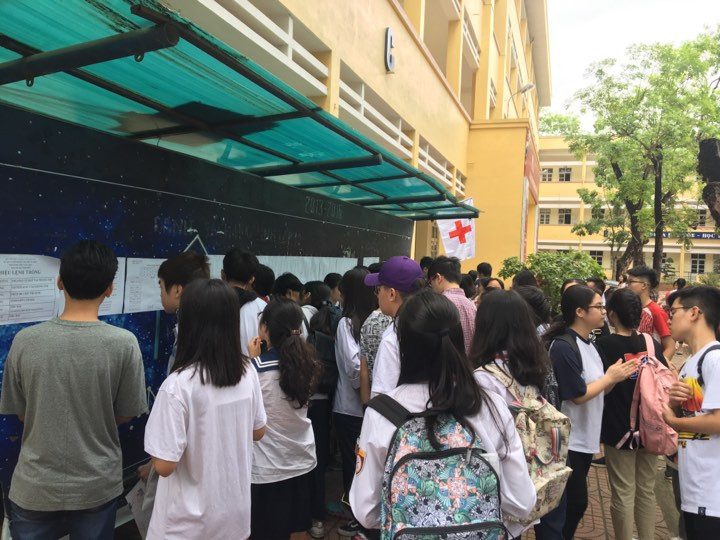 Tren 85.000 thi sinh Ha Noi toi truong lam thu tuc du thi vao lop 10 THPT-Hinh-2